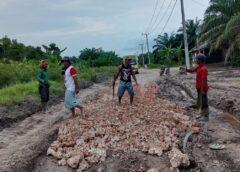 Gotong Royong Warga dan Perusahaan, Desa Panca Mulya Timbun Jalan Dusun Tiga dengan Tanah Merah