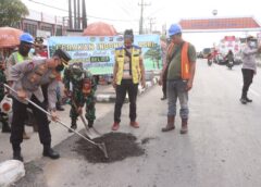 Dukung Gerakan Asri Indonesia, Polres Banyuasin Turun Langsung di Perbaikan Jalan Lintas Timur