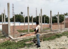 Proyek RKB Ponpes Darussalam Pengabuan Diduga Mangkrak, Material Ditumbuhi Rumput