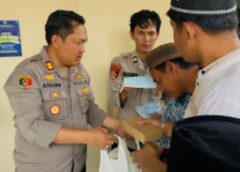 Kabut Asap Karhutlabun Mengancam, Kapolsek Tanah Abang AKP Arzuan Turun Bagikan Masker dan Nasi Kotak Gratis