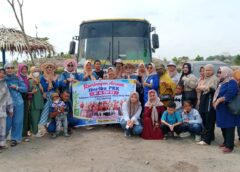 Arisan Ibu – Ibu Perumnas Talang Kelapa Digelar di Danau Biru, Pererat Silaturahmi dan Kekompakan